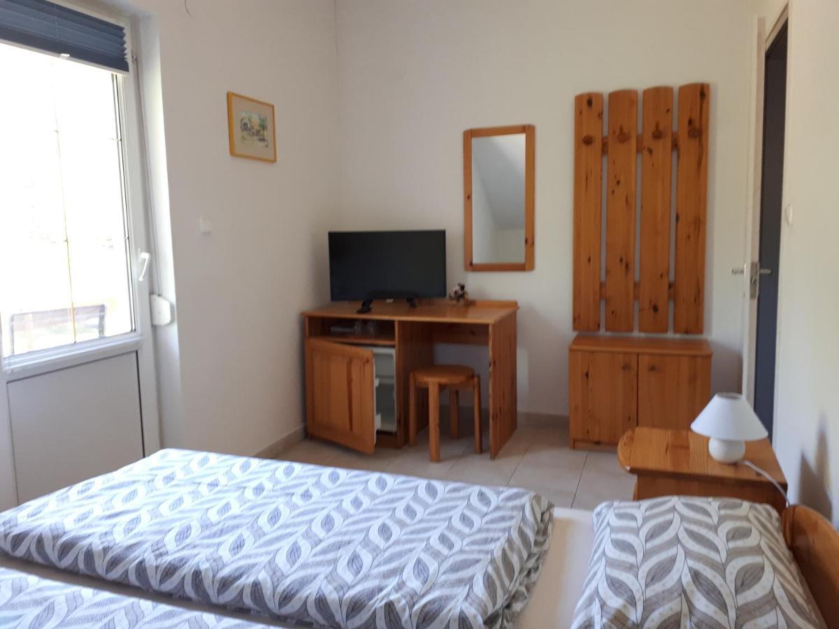 Borkúti Panzió és Apartman Balatonszárszó Esterno foto
