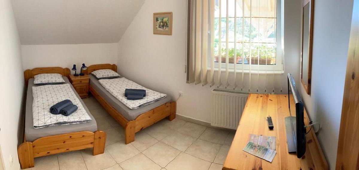 Borkúti Panzió és Apartman Balatonszárszó Esterno foto