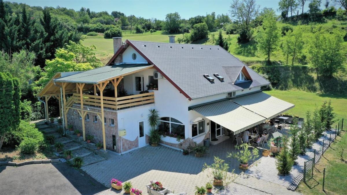 Borkúti Panzió és Apartman Balatonszárszó Esterno foto