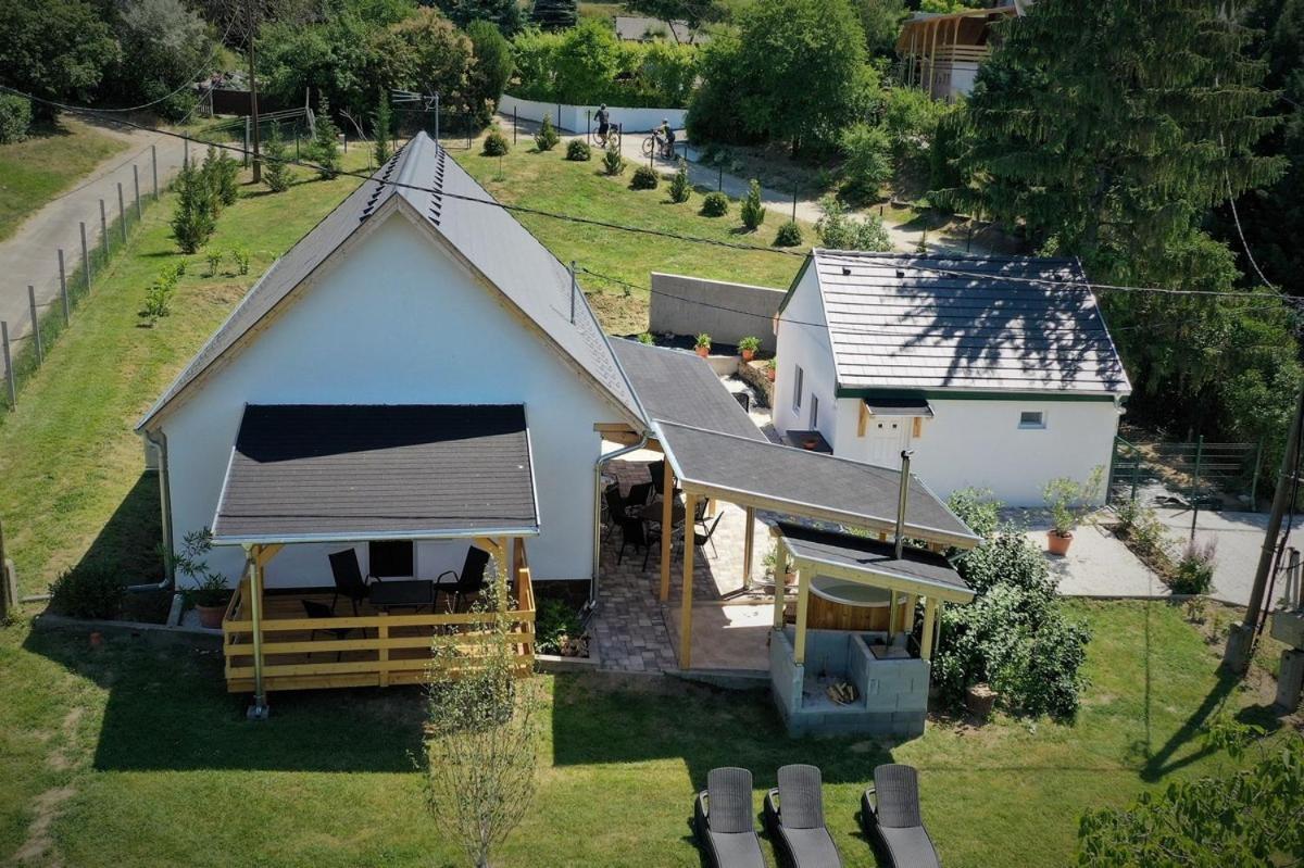 Borkúti Panzió és Apartman Balatonszárszó Esterno foto