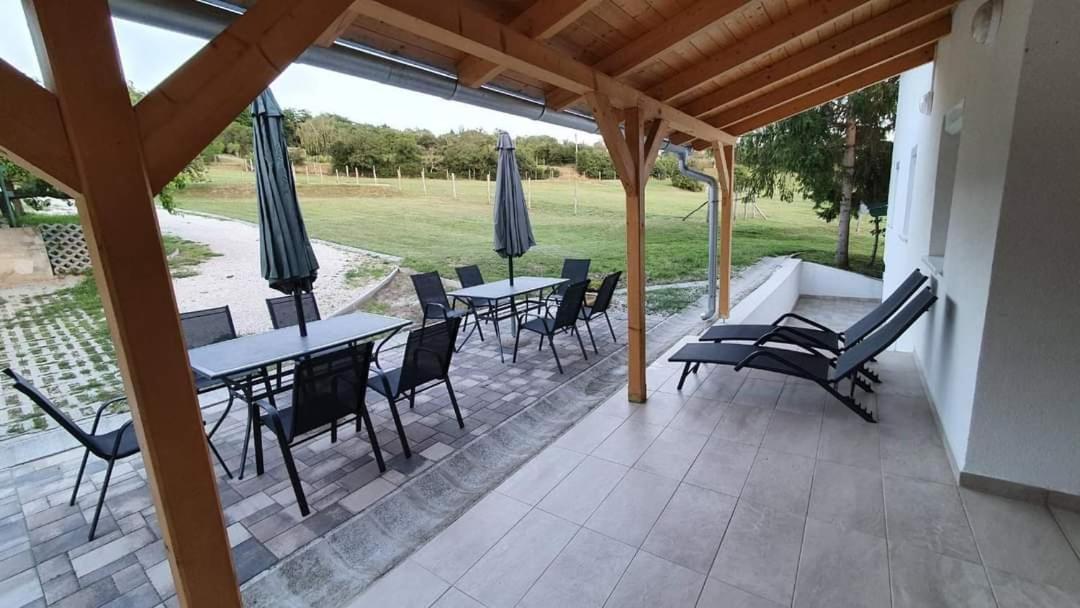 Borkúti Panzió és Apartman Balatonszárszó Esterno foto